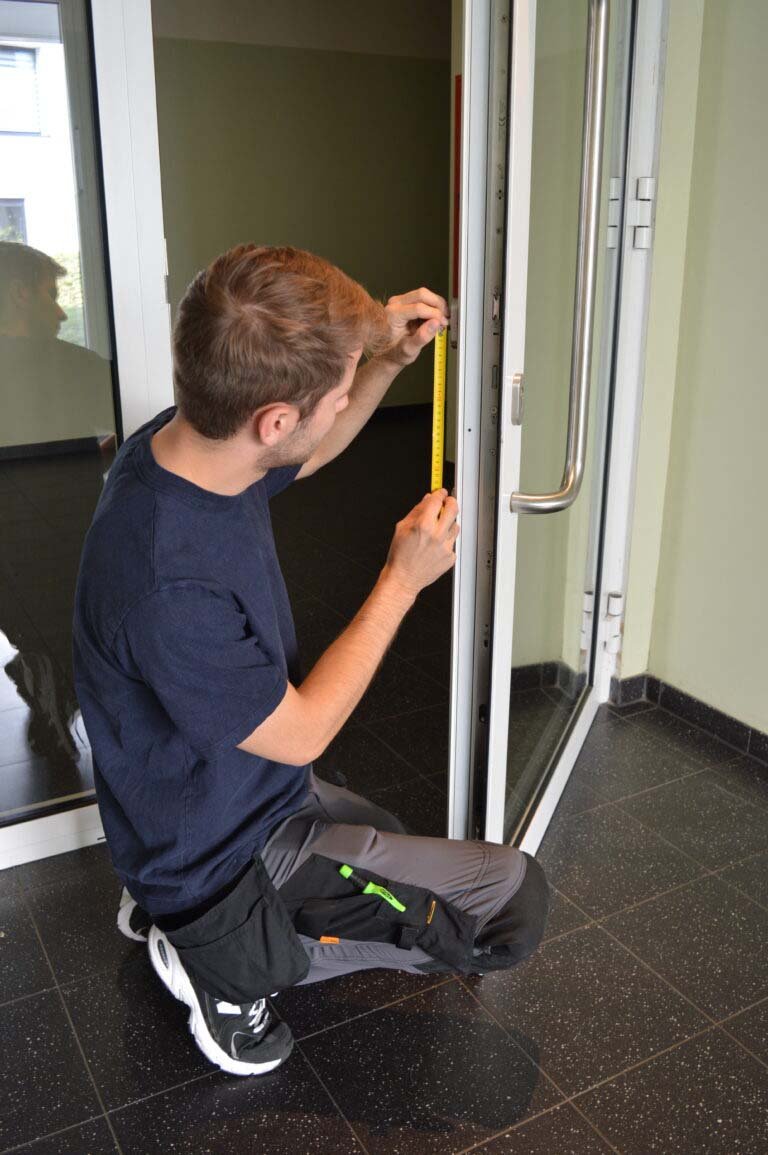 Opmeting van een slot om te vervangen door de Haagse slotenmaker in Den Haag